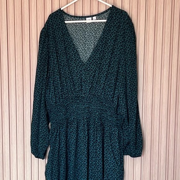 Smocked V necked Maxi dress. - Picture 3 of 3